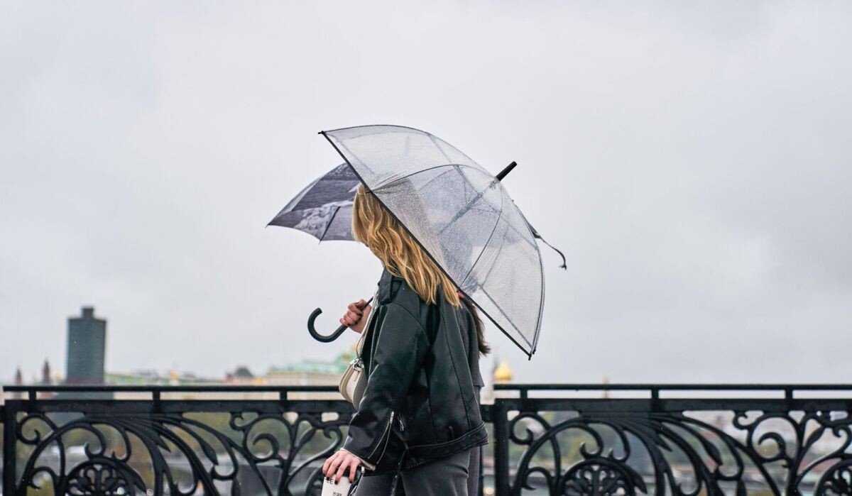     Девушка под дождем. Источник: mos.ru Автор фото: Пресс-служба Мэра и Правительства Москвы