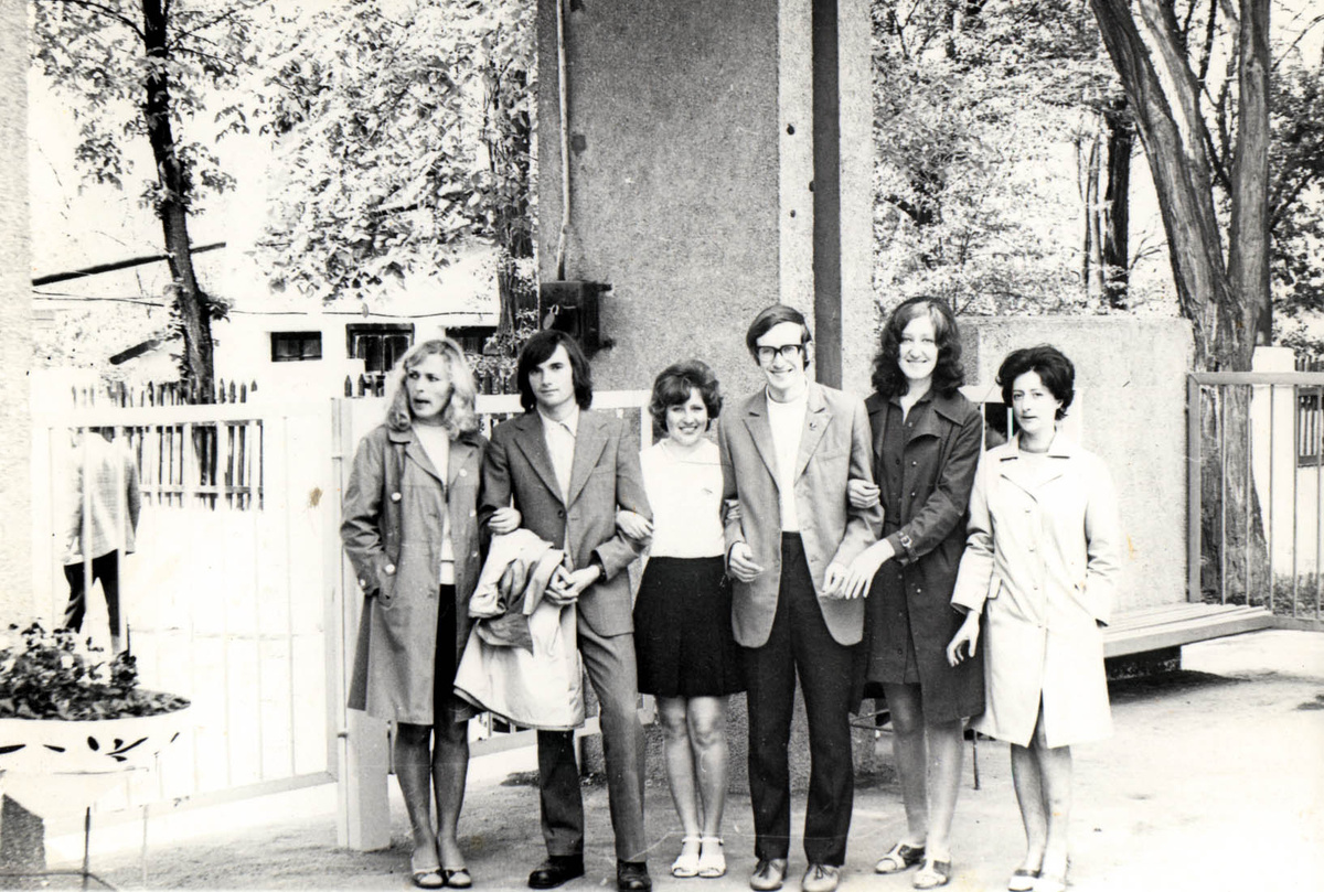 Володя Кришталь, я и Аня Шелудько. Еще трое Валя (будущая жена Володи) Светлана Поздеева и Люда Стратийчук коллеги по институту