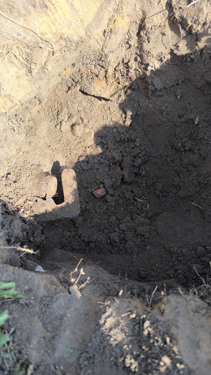 Коса торчит в яме ага.