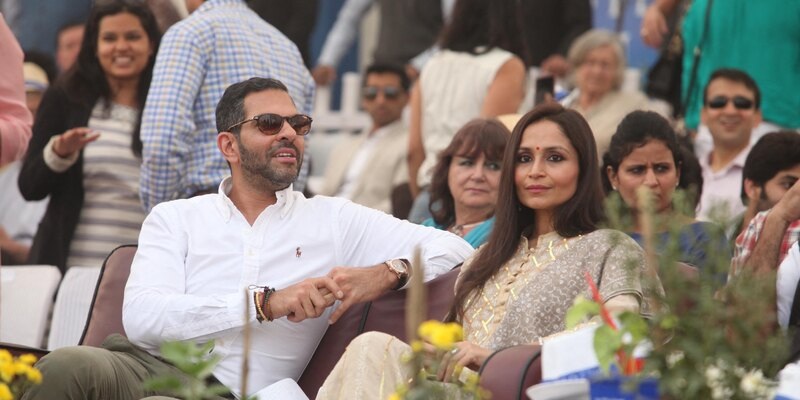 Миллиардер Капур  по видимому с женой...