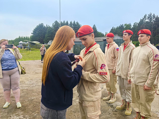 Лучших тверских юнармейцев наградили нагрудными знаками
