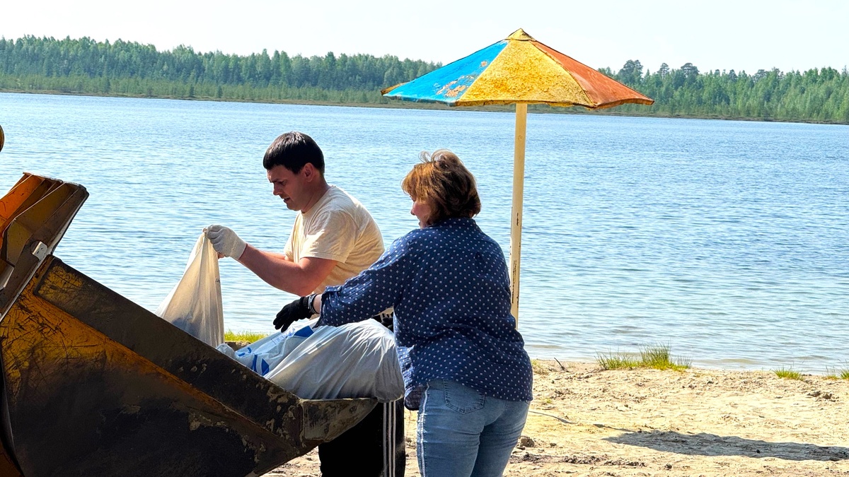    Жители Белоярского района прибрались на пляже
