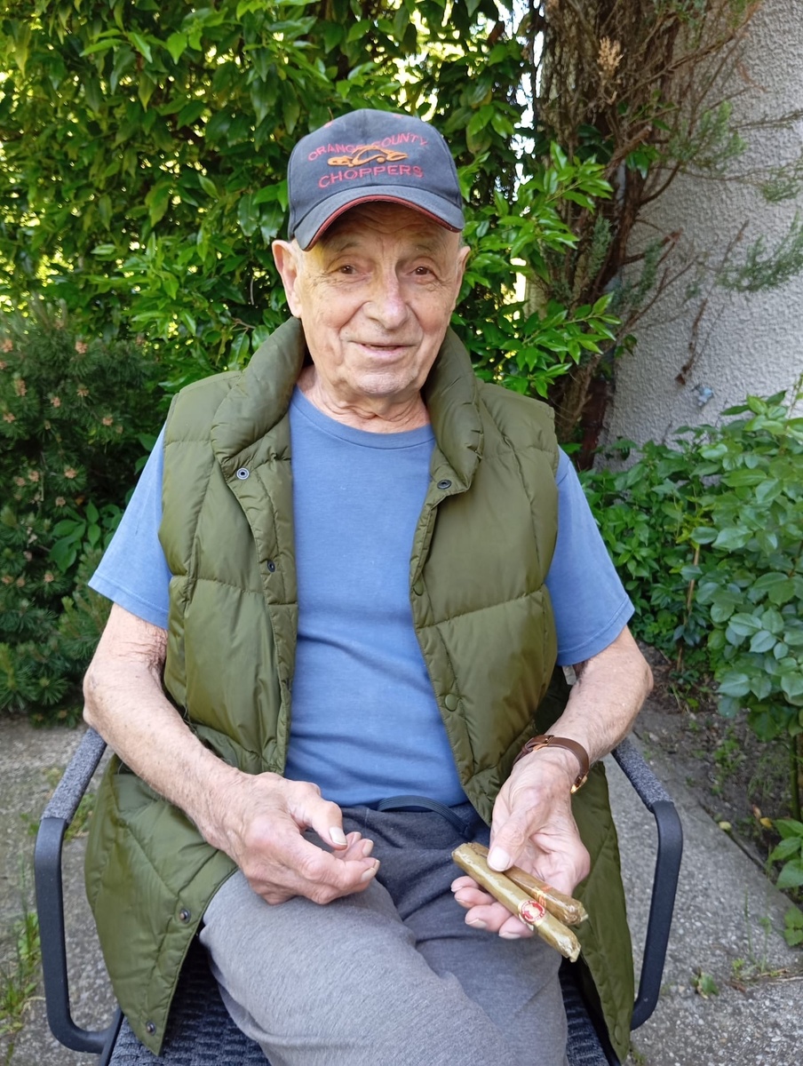     Тимур Дмитричев с сигарами, подаренными Че Геварой в 1961 году. Франция. 2025 год. / Из личного архива