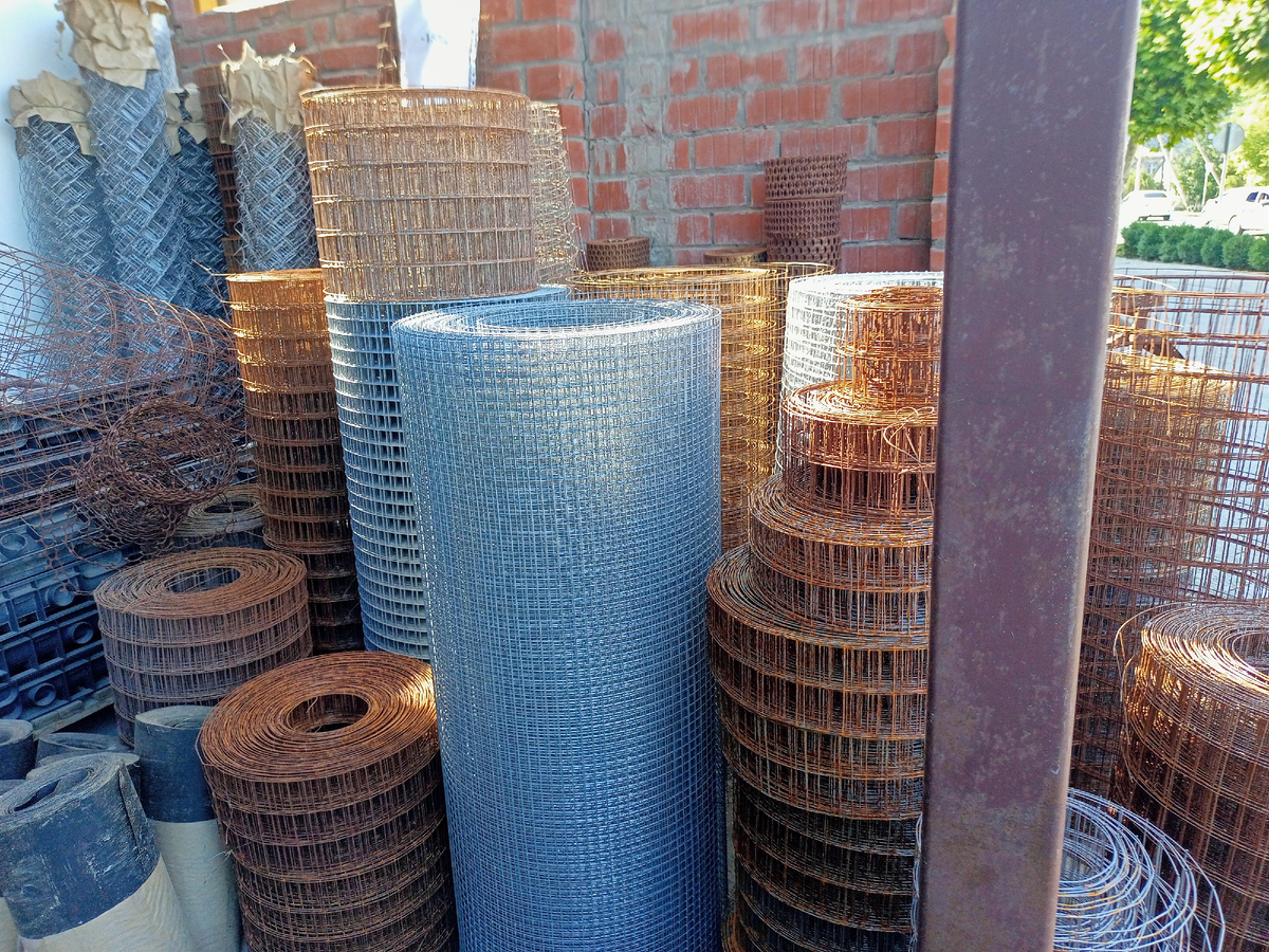 Вот посерединке самый красивый рулон - это моя сетка. А вот те ржавые - это для бетона