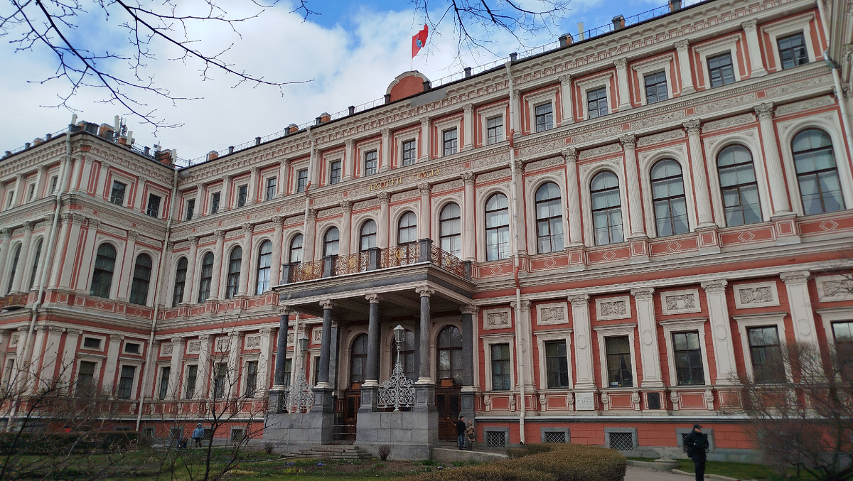 Внешне мне дворец очень приглянулся. Расположен на площади Труда