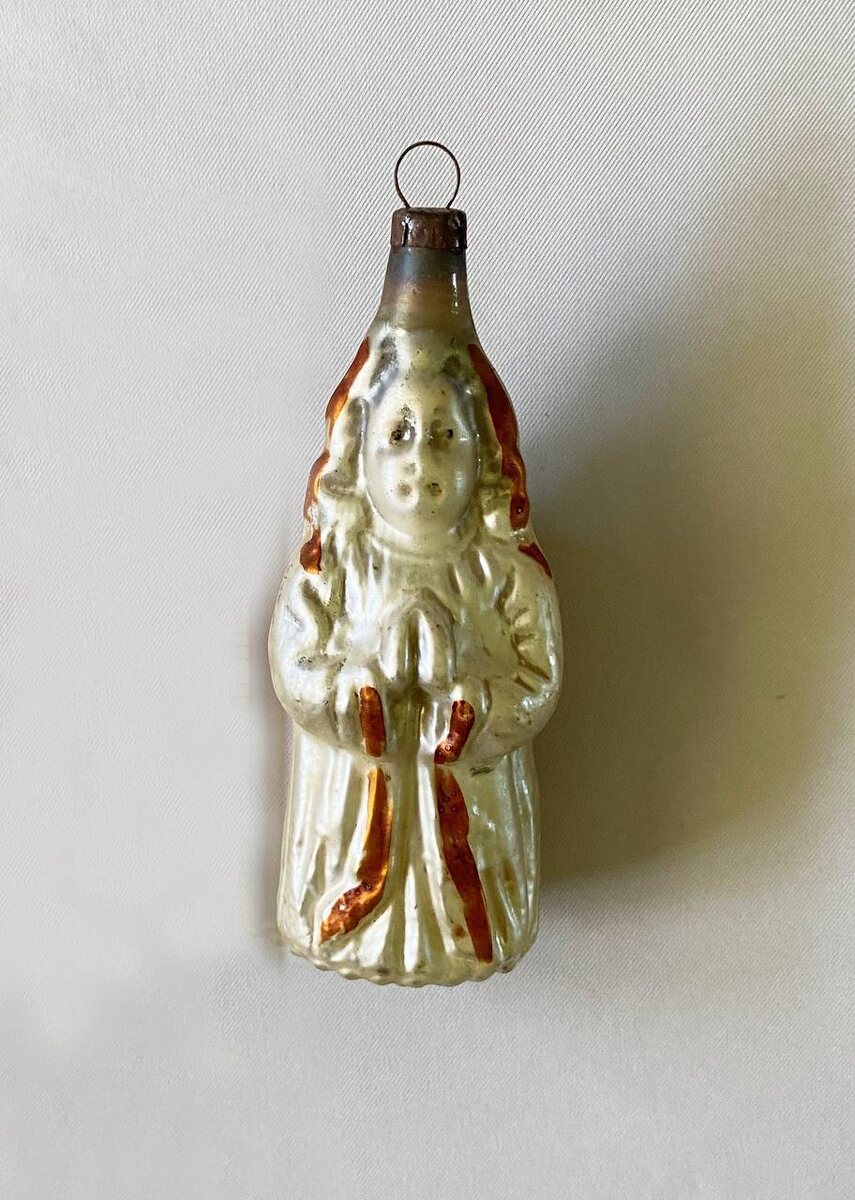 https://www.justvintagechristmas.com/wp-content/uploads/2023/08/XM1926-antique-german-glass-angel-christmas-ornament-1920s-figural-glass-white-praying-angel-mercury-glass-christmas-onrament-just-vintage-christmas-1-scaled.jpg