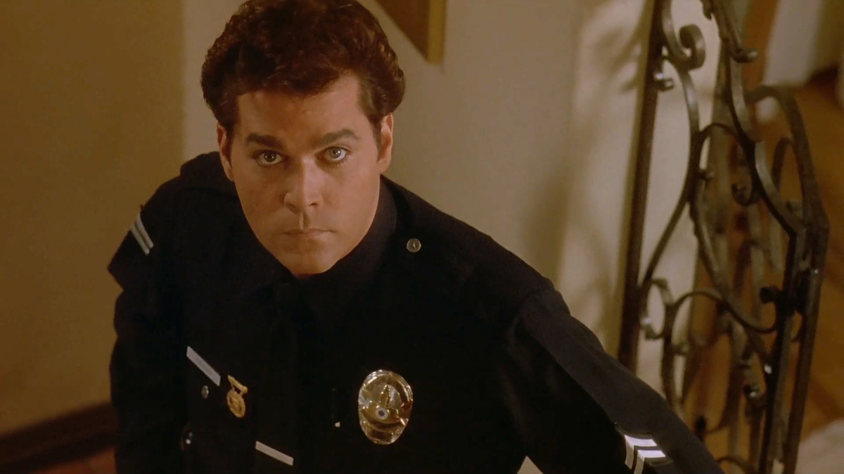 Кадр из кинофильма "Незаконное вторжение", 1992 г., режиссер Джонатан Каплан сценаристы Льюис Колик, Джордж Патнэм, композитор Джеймс Хорнер (скриншот)