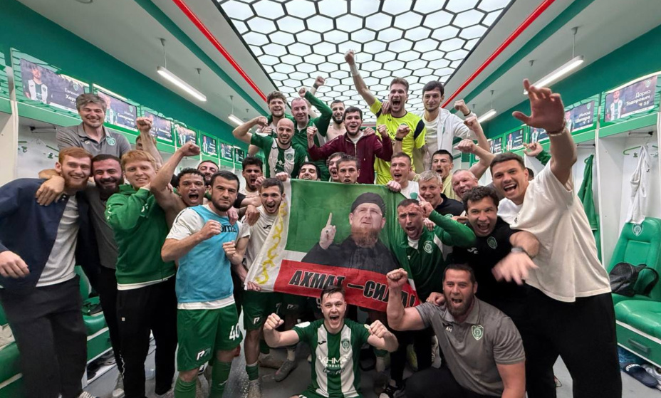    "Ахмат" празднует победы в стыковых матчах. Фото: соцсети ФК "Ахмат"