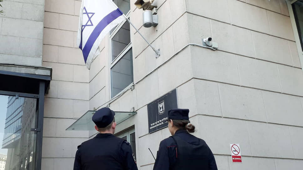 Наряды полиции, охраняющие консульство Израиля в Петербурге после очередной эскалации конфликта между Иерусалимом и Тегераном.📷Фото: Андрей Цедрик