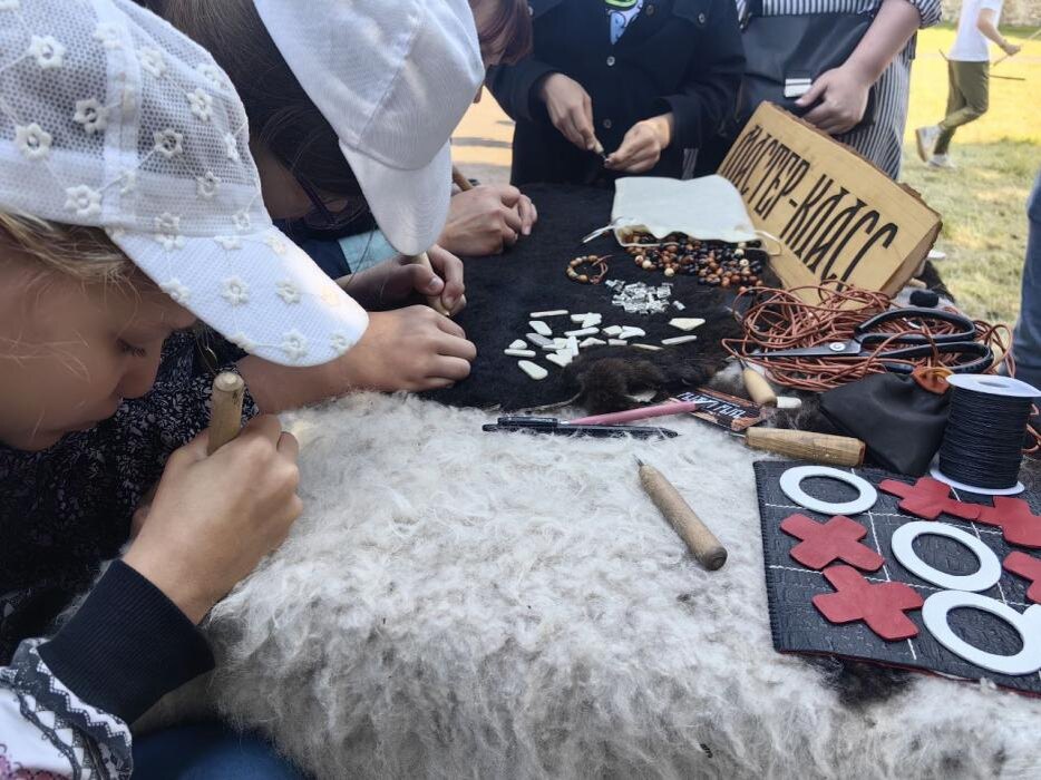 Псковский клуб «Чертог Раса» проводит различные мастер-классы на фестивале «Исаборг»
Фото: ПАИ