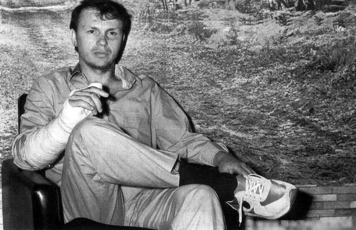 Зуев Александр Михайлович - капитан ВВС СССР, в 1989 году совершивший угон истребителя МиГ-29 в Турцию. Позирует в турецком госпитале. 