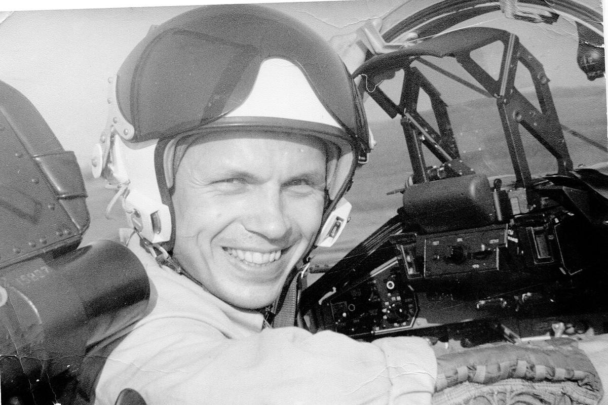 Зуев Александр Михайлович - капитан ВВС СССР, в 1989 году совершивший угон истребителя МиГ-29 в Турцию. Получил политическое убежище в США.