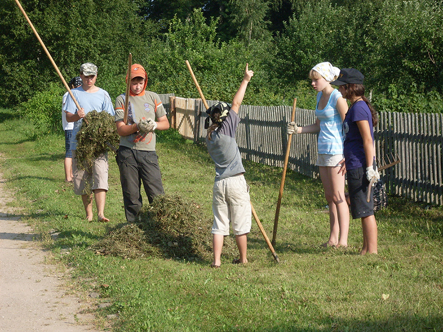 Доброхоты в Тригорском. Фото: руководитель отряда из археологического клуба (Санкт-Петербург) Всеволод Пежемский
