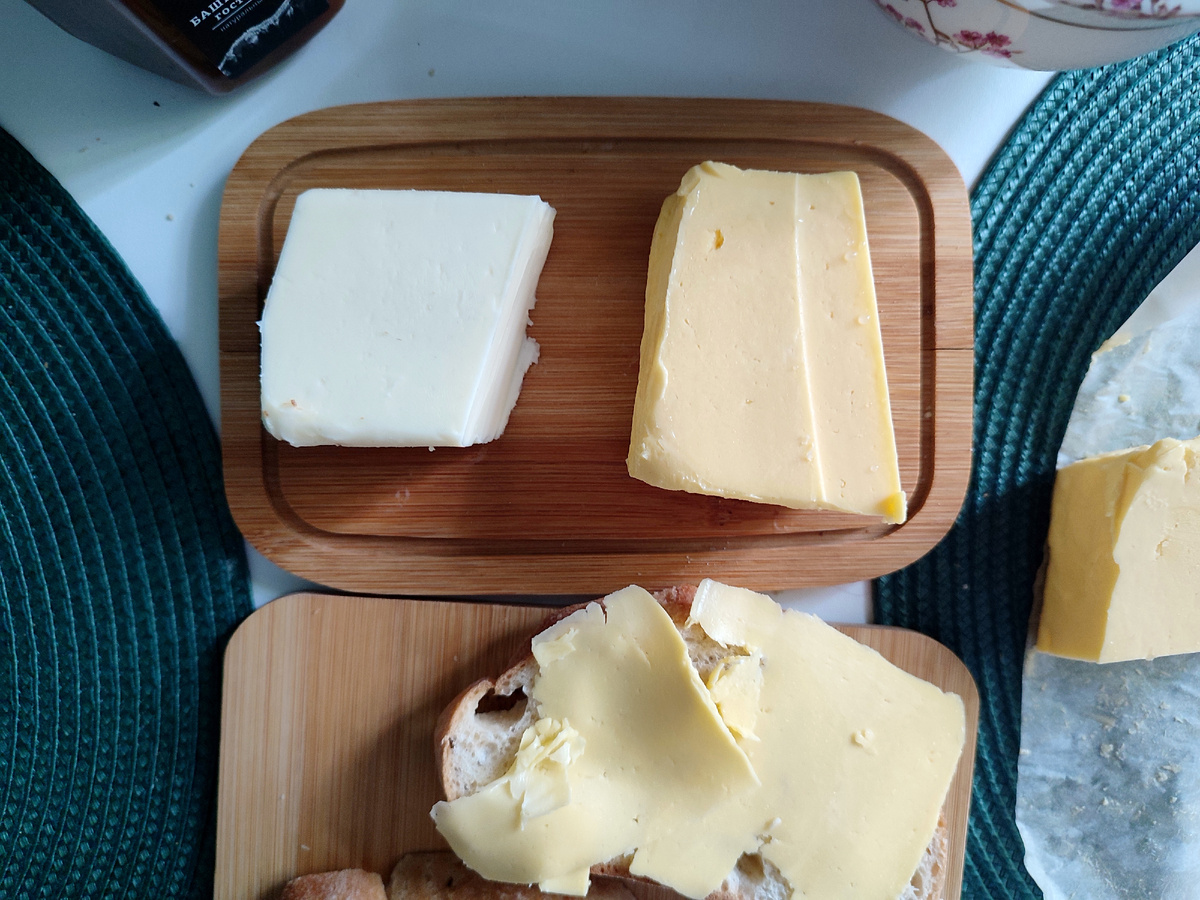 Слева масло из магазина, справа фермерское из Башкирии. Фотографии в статье принадлежат Марии Суровой.