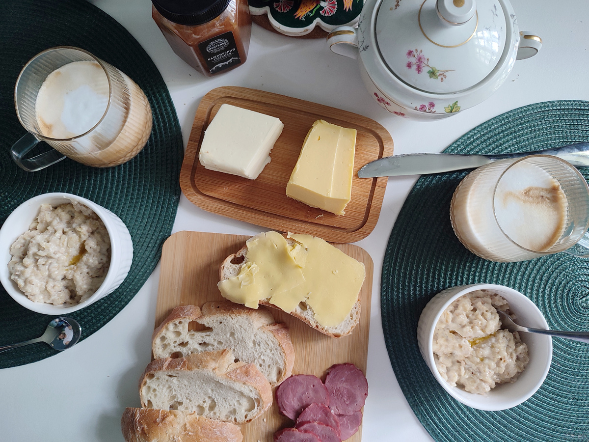 Наш завтрак – овсяная каша, хлеб с маслом, кофе с молоком и колбаска (тоже из Башкирии).