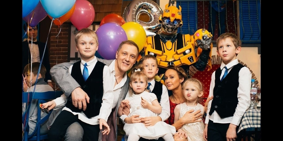 «У нас не семья — труппа!» Актёры, которые воспитывают пятерых и больше детей