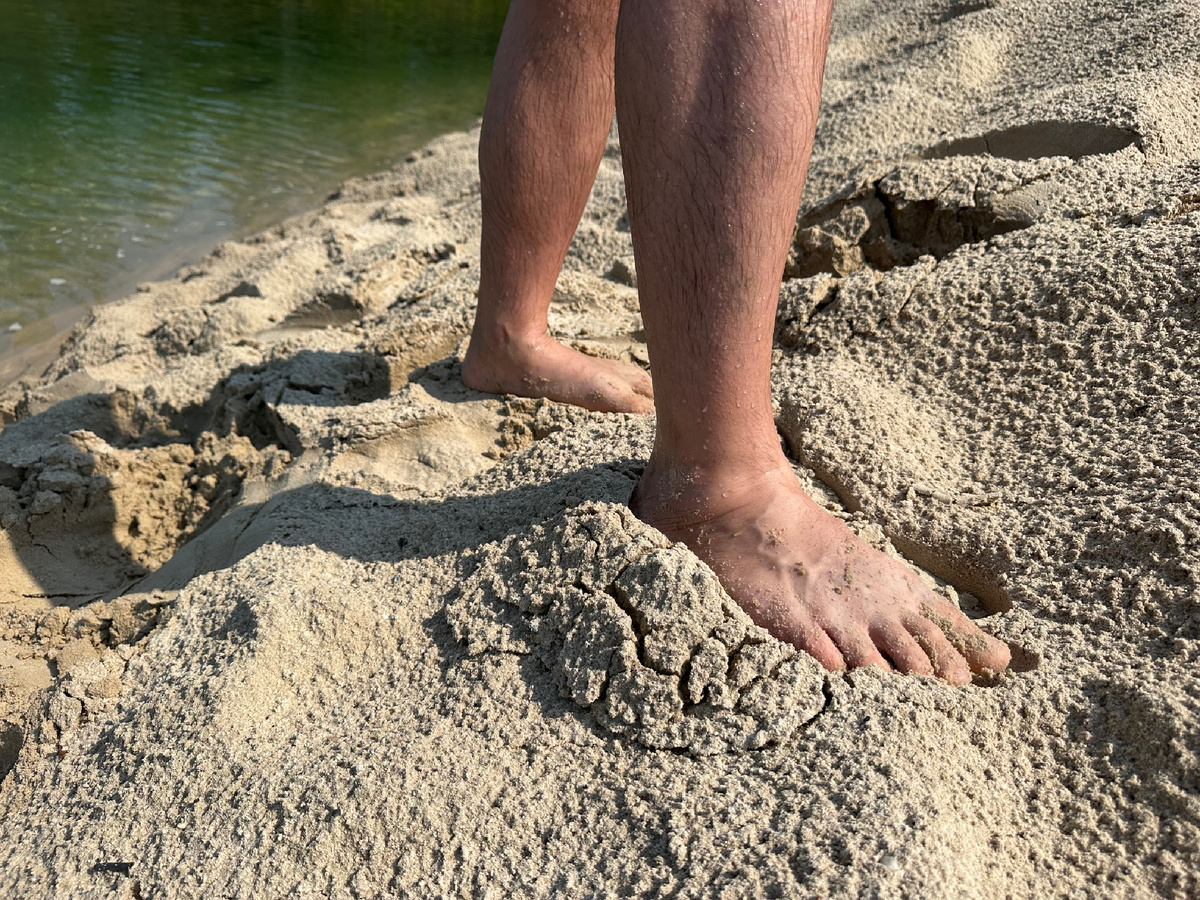 Мягкий песок на озере.