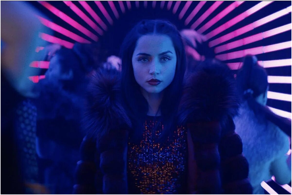 Ева Макарро (Кикимора)/Ана де Армас – главная героиня фильма