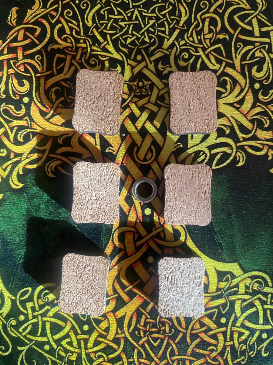 Фото 1. Фото канала Таро  Портал. Загадайте свою пару - одну из 3 в горизонтальных рядах рун . 