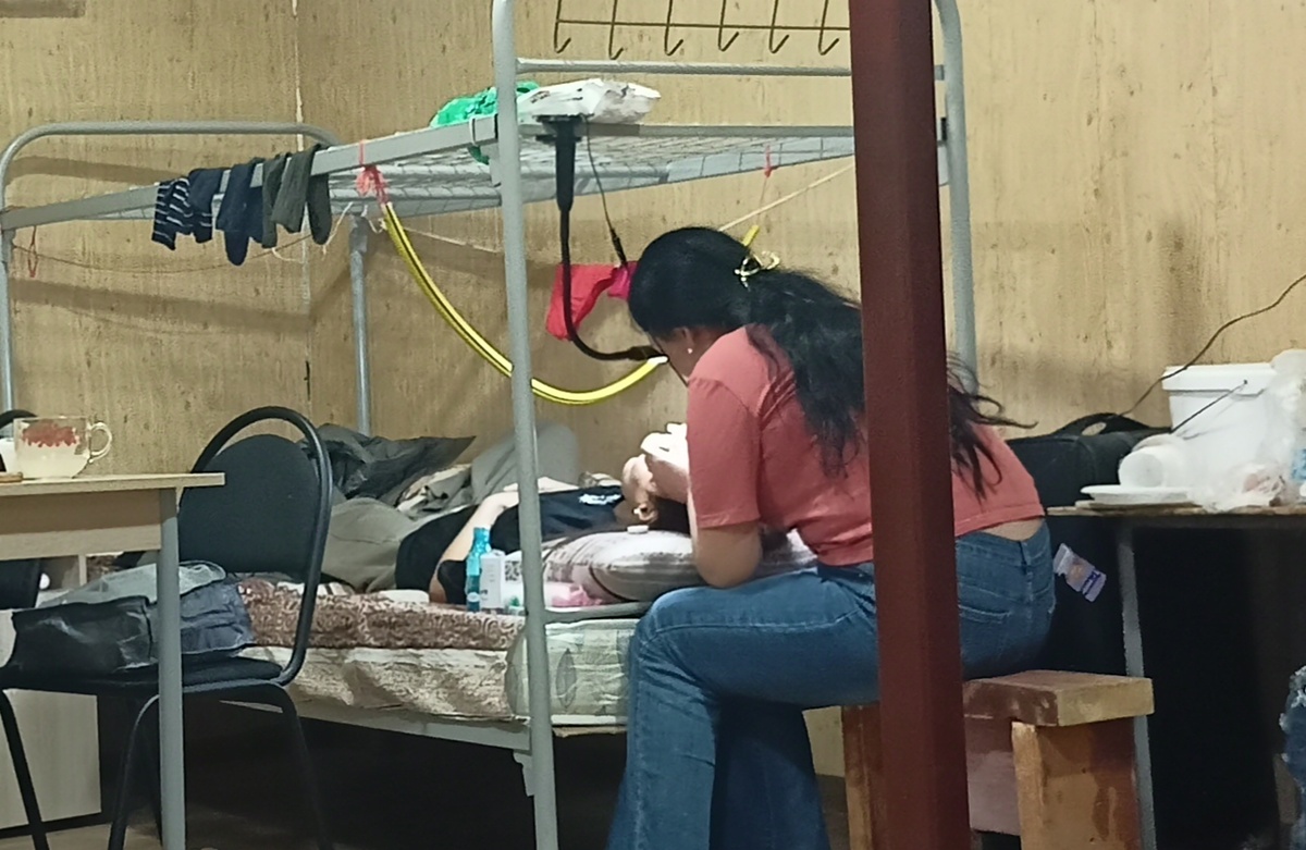 Наращивание ресниц прямо в общаге у нас было налажено!) Бурятки считают, что после этой процедуры у них глаза становятся шире.