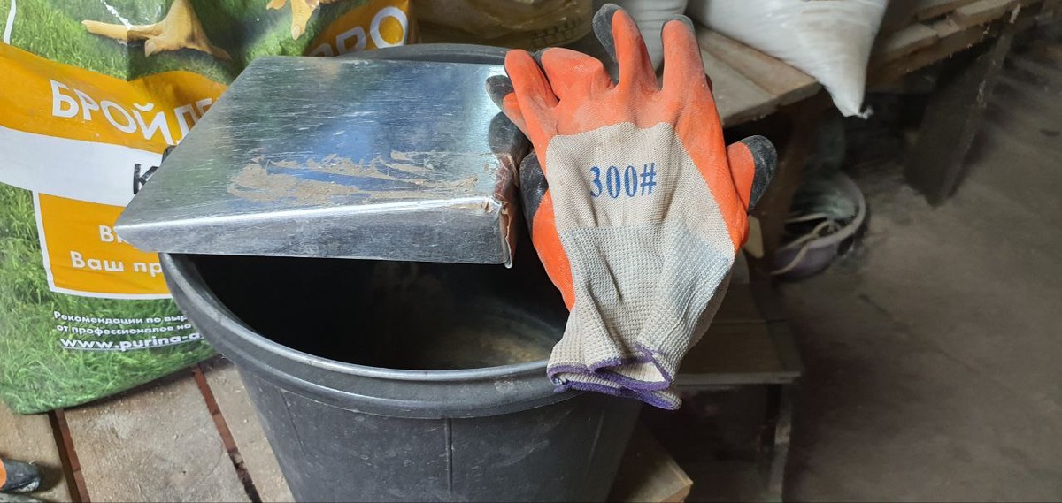 Важные инструменты при чистке курятника - перчатки, совок и ведро