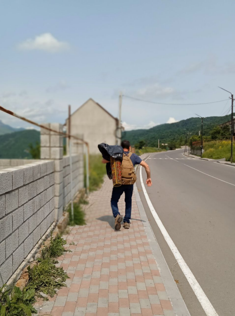 Взвалил он ковер на плечо богатырское и поскакал восвояси. А мы следом. 