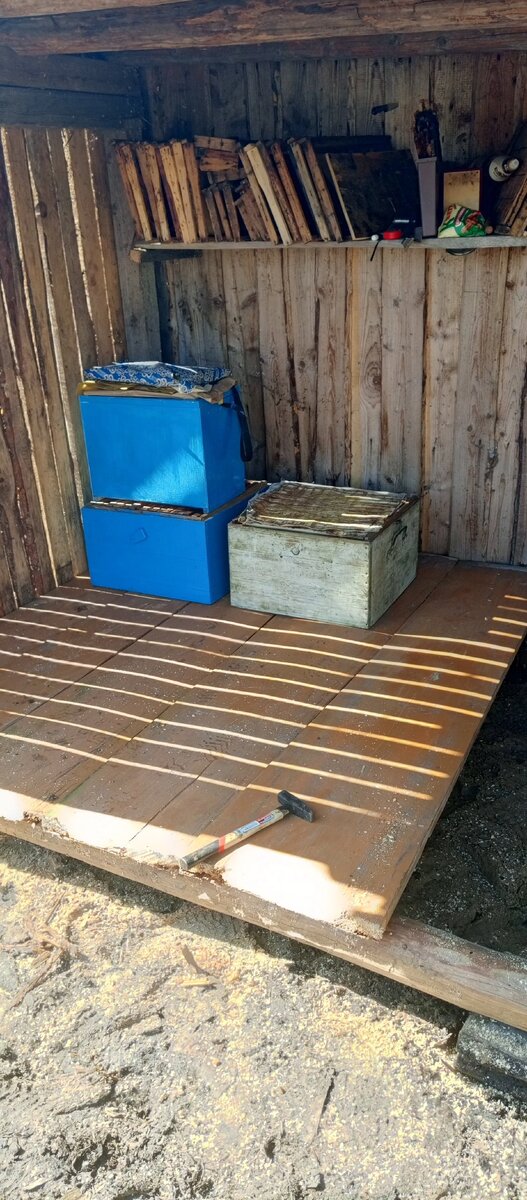 Пока что вот такой навес для пчелиных приблуд