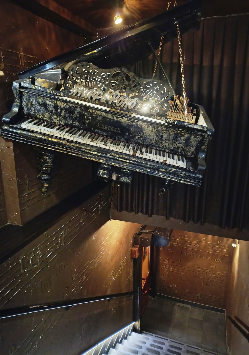 Мода на подвешивание неподвешиваемого прошла лет 10-15 назад, рояль пора отпустить на свободу...