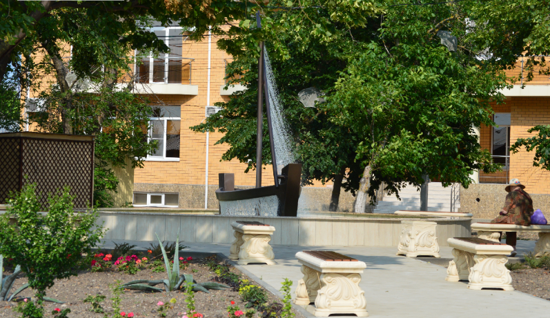 Фото автора. Июнь 2025. Фонтан у моря в Приморско-Ахтарске.