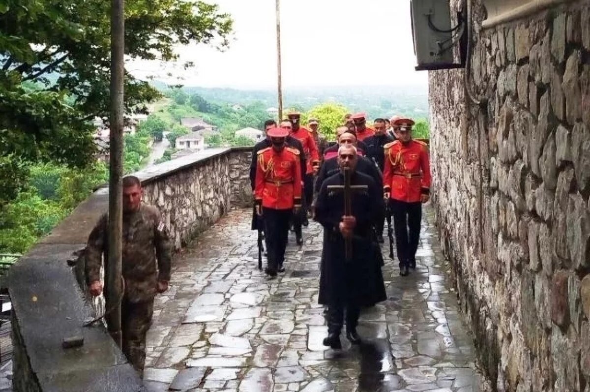    Под воинский салют.