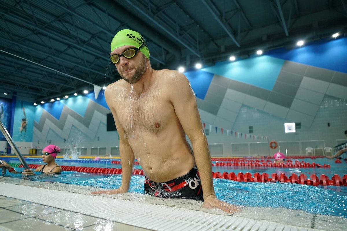 Я тренируюсь три раза в неделю, проплывая в среднем по три километра за тренировку