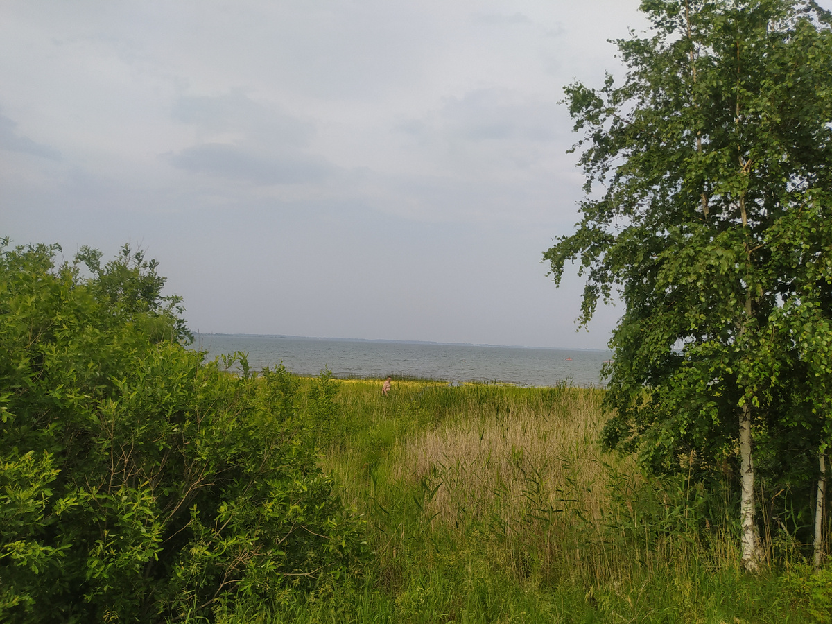 Это фото сделано с трассы и вдали видно озеро