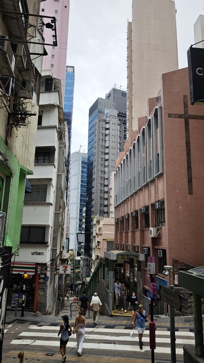 Типичная улицв на острове Гонконг. Справа знамениты эскалатор