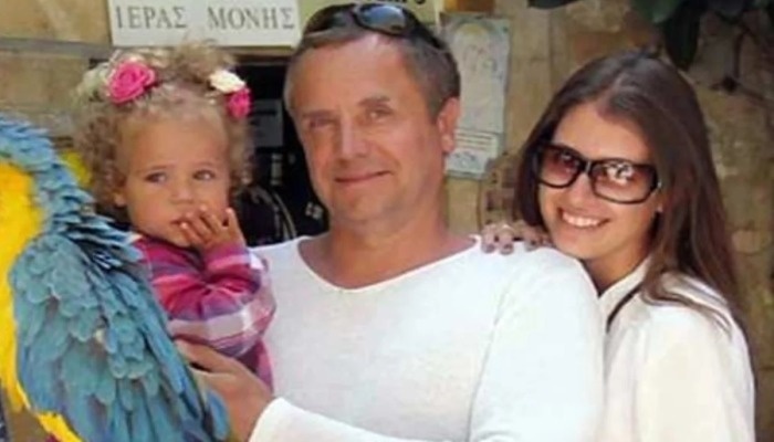 Андрей Соколов с дочкой и супругой