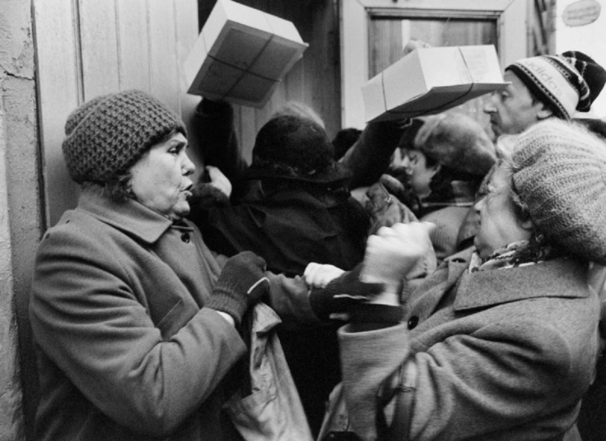 Очереди накаляли страсти и неизбежно кто-то выпускал пар на рядом стоящих. Источник fishki.net