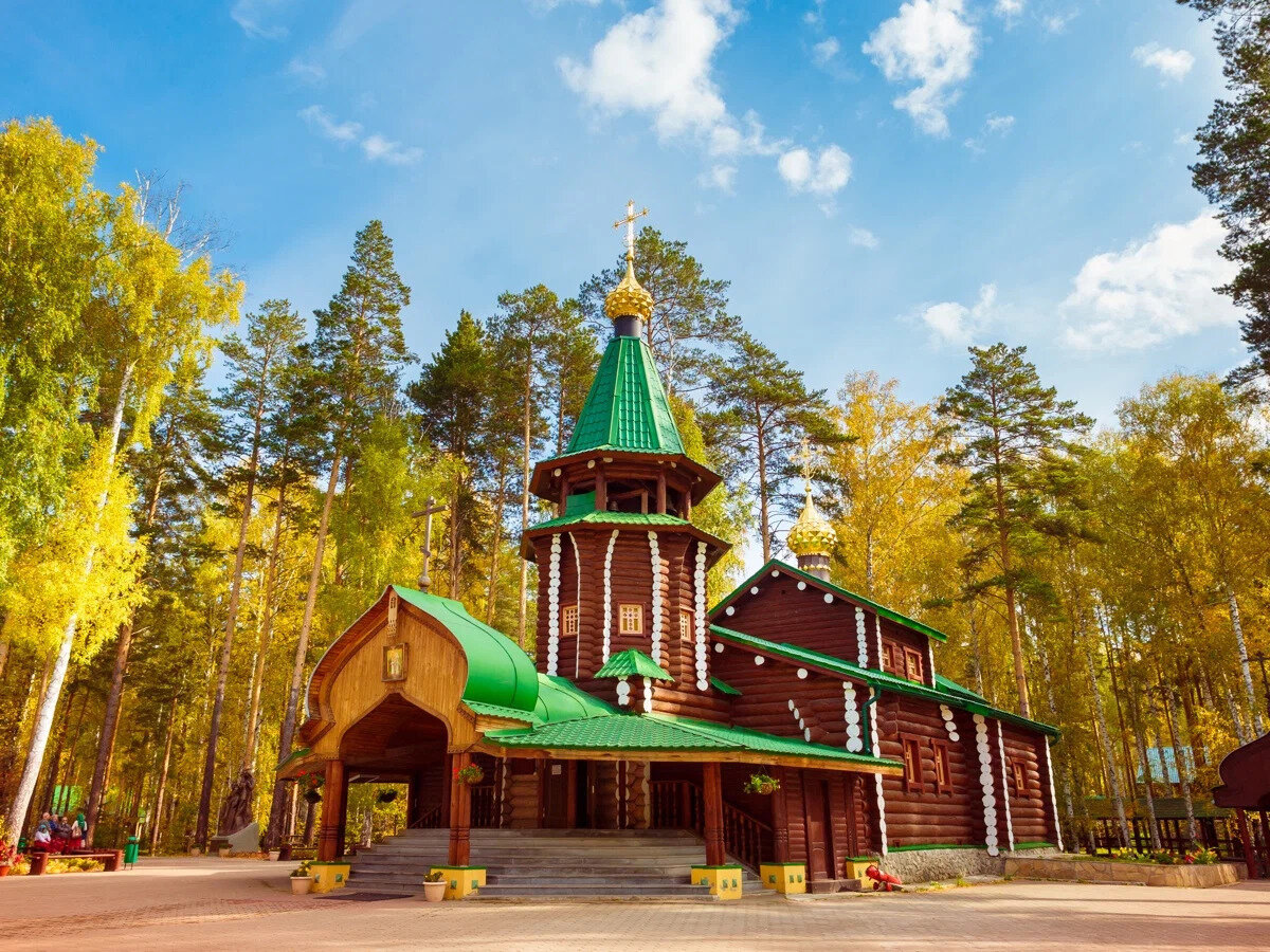 Храм святых Царственных Страстотерпцев. В него, как и в другие храмы, вход свободный, рабочее время — с 6:00 до 21:00. Источник фото: Яндекс Карты. Автор: Евгений Селезнёв