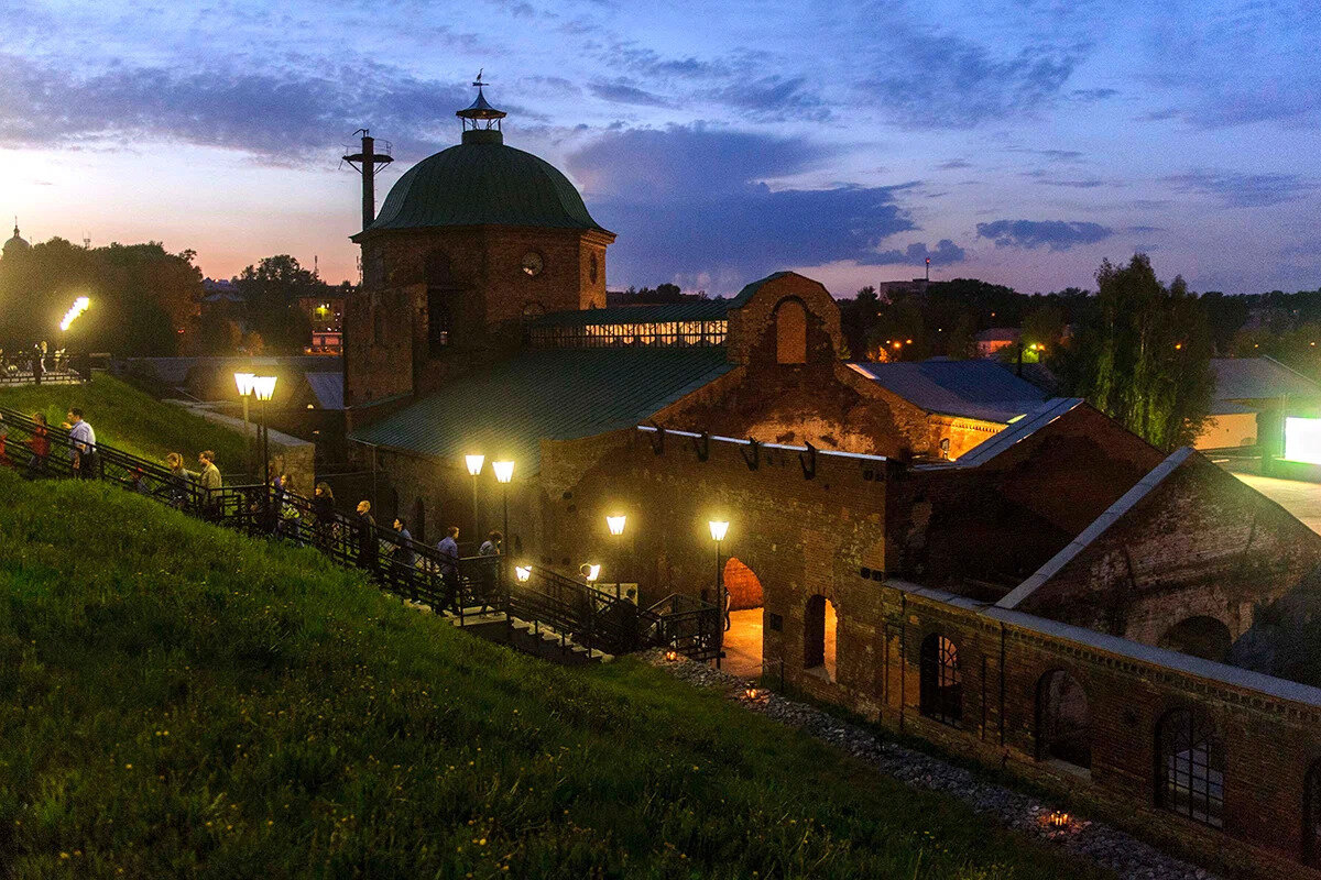 Здание музейного комплекса на закате. Главные экспонаты находятся внутри, а привезённые с других заводов — на экспозиции под открытым небом. Источник фото: Яндекс Карты. Автор: Павел Х.