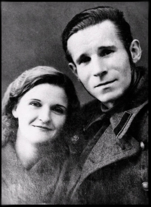 Папина мама и отчим сразу после росписи.