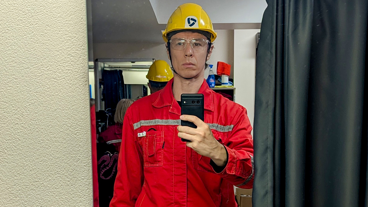 Перед посещением выдали спецодежду и средства индивидуальной защиты (каску, очки и т.д.).Фото Бориса Зайцева (на фото соответственно тоже я :-))