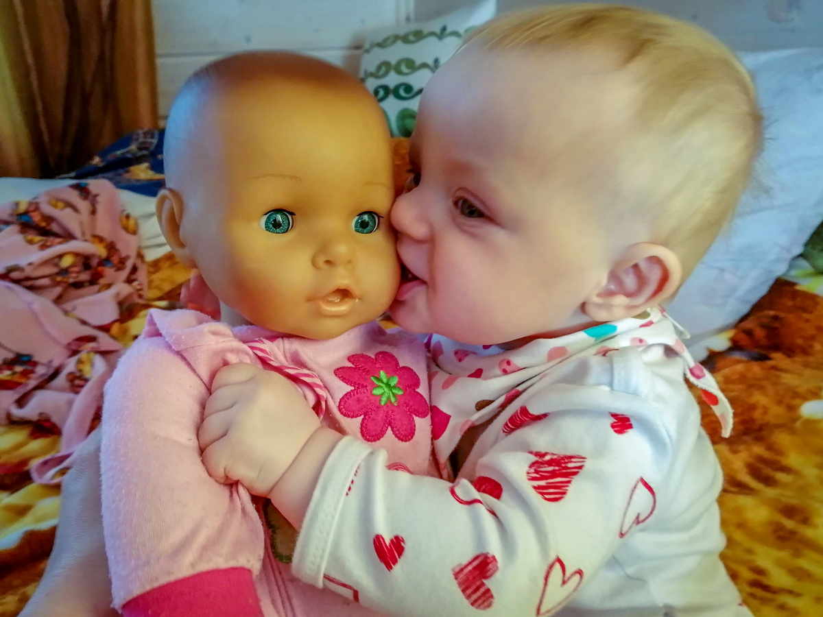 27 мая 2019 года. Василиса с любимой куклой. Просто обожает ее, постоянно "целует". Милота))