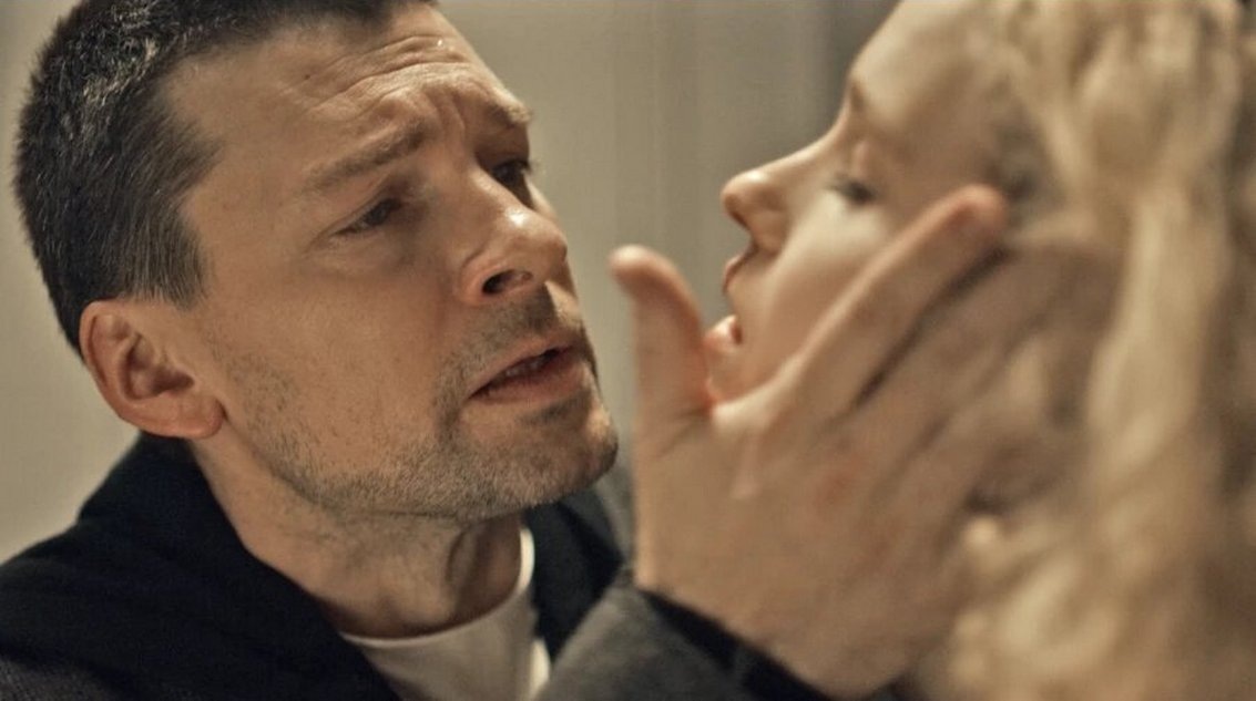 Даниил Страхов на несколько лет исчезал с экранов и не работал в театре, зато сейчас в производстве сразу пять сериалов с его участием, и в трех из них у Страхова главные роли. 