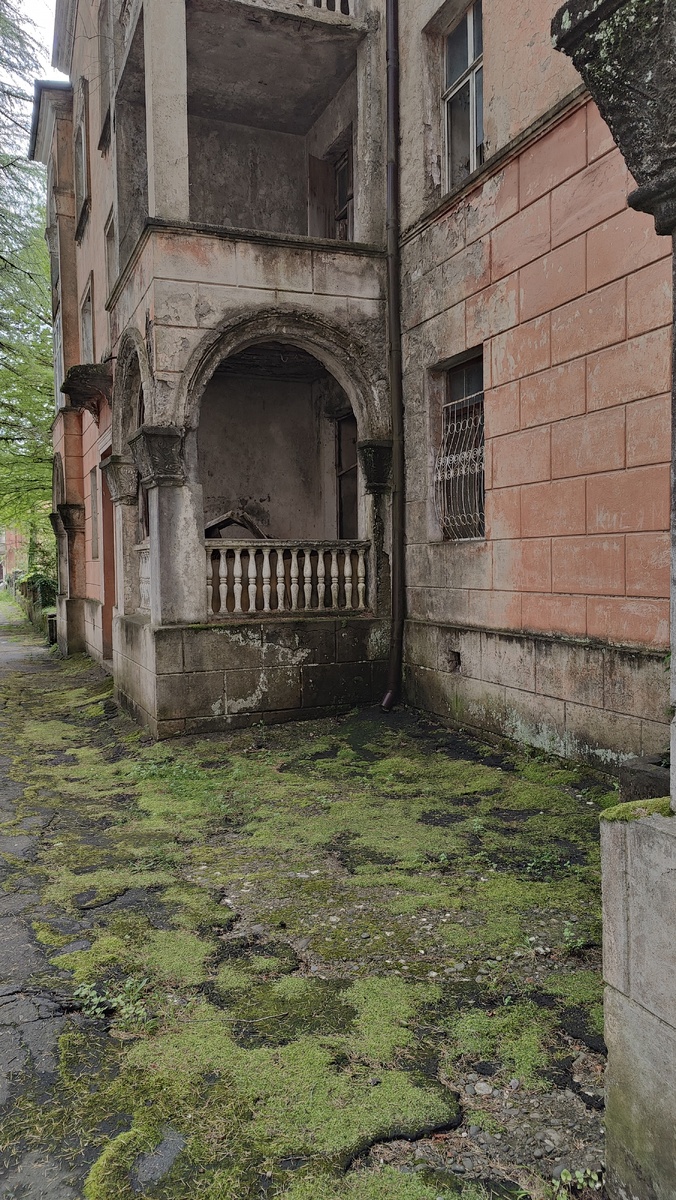 Дом в Ткуарчале и асфальт заросший мхом