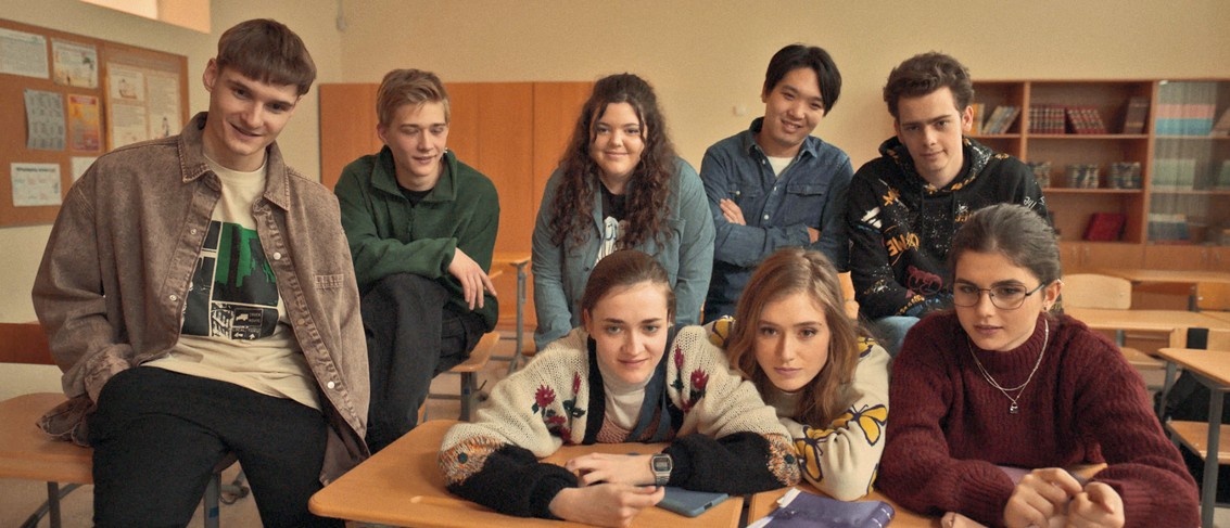Одиннадцатиклассников сыграли студенты и выпускники театральных вузов, проводить кастинг среди школьников создатели сериала не стали. Возможно, поэтому герои кажутся очень взрослыми. 