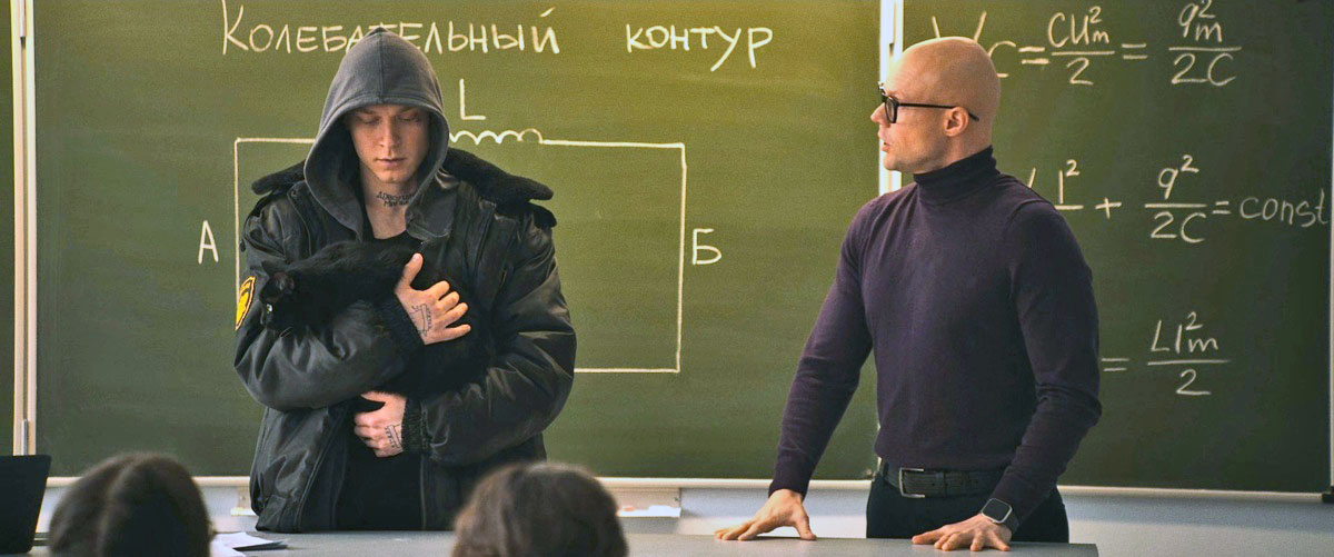 Подбирая актеров на роль братьев, продюсеры сериала искали похожих людей, и Даниилу Воробьеву пришлось побриться наголо. 