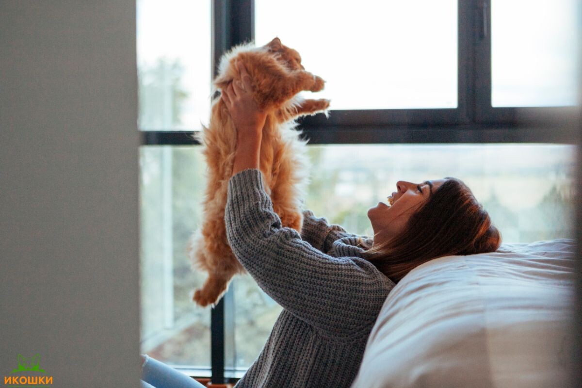 Счастливая хозяйка с котом 