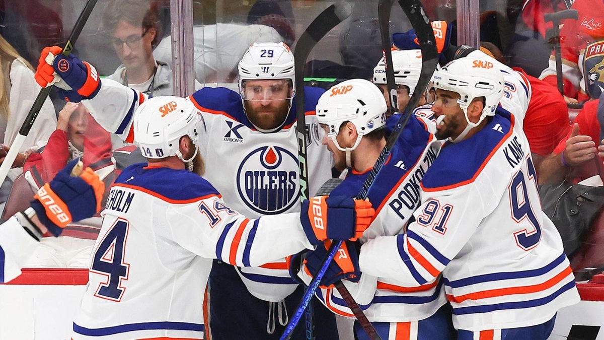 Звёщды празднуют очередную шайбу.