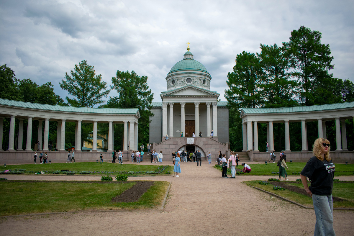 «Колоннада» — храм-усыпальница в усадьбе Архангельское. Сквозные колонны и овальная площадка впечатляют. Они напоминают Казанский собор в Санкт-Петербурге. Фотография автора статьи. 