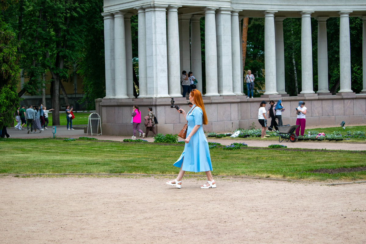 Сквозные колонны в «Колоннаде». Фотография автора статьи. 