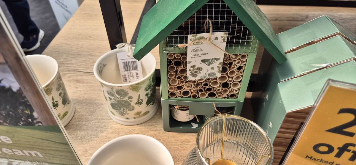 Домик для насекомых (как они вообще поймут, что это для них?) В комплект с домиком еще две баночки джема... Наверху под крышей сосновые шишки. Фото из личного архива.