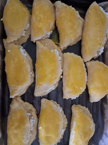 Противень застелила бумагой и смазала маслом растительным.